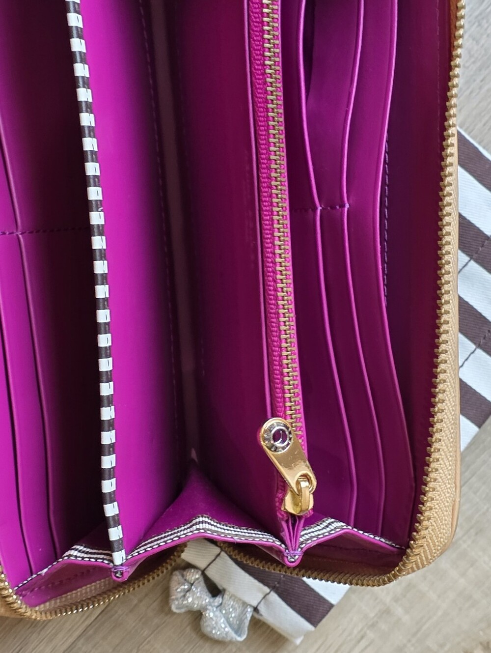 Henri Bendel Monogrammed Wallet And Dust Bag - Picture 6 of 16